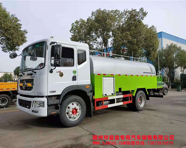 東風大多利卡11方清洗車