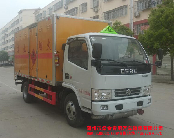 東風多利卡易燃液體廂式運輸車